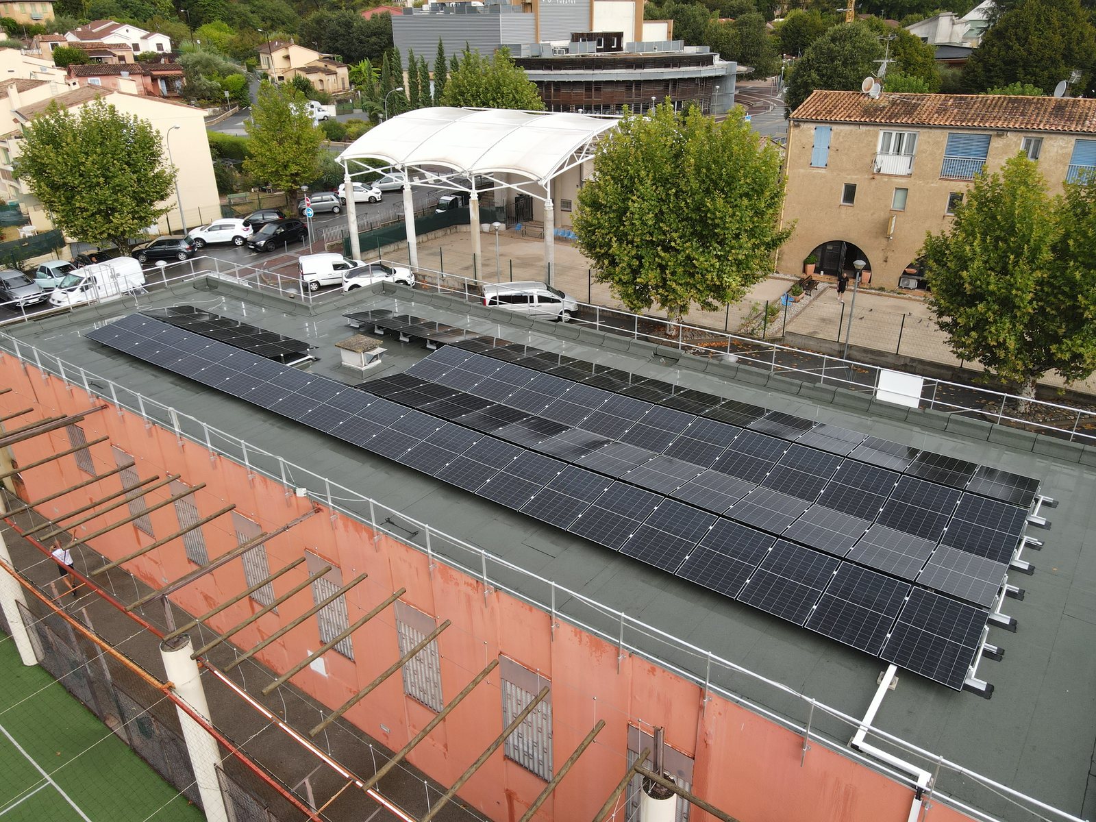 Les rangées de modules inclinés sur le toit-terrasse de la Maison pour tous