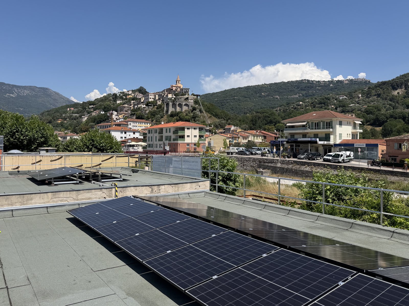 Les modules du toit-terrasse de la Maison de la jeunesse, avec le village de Contes