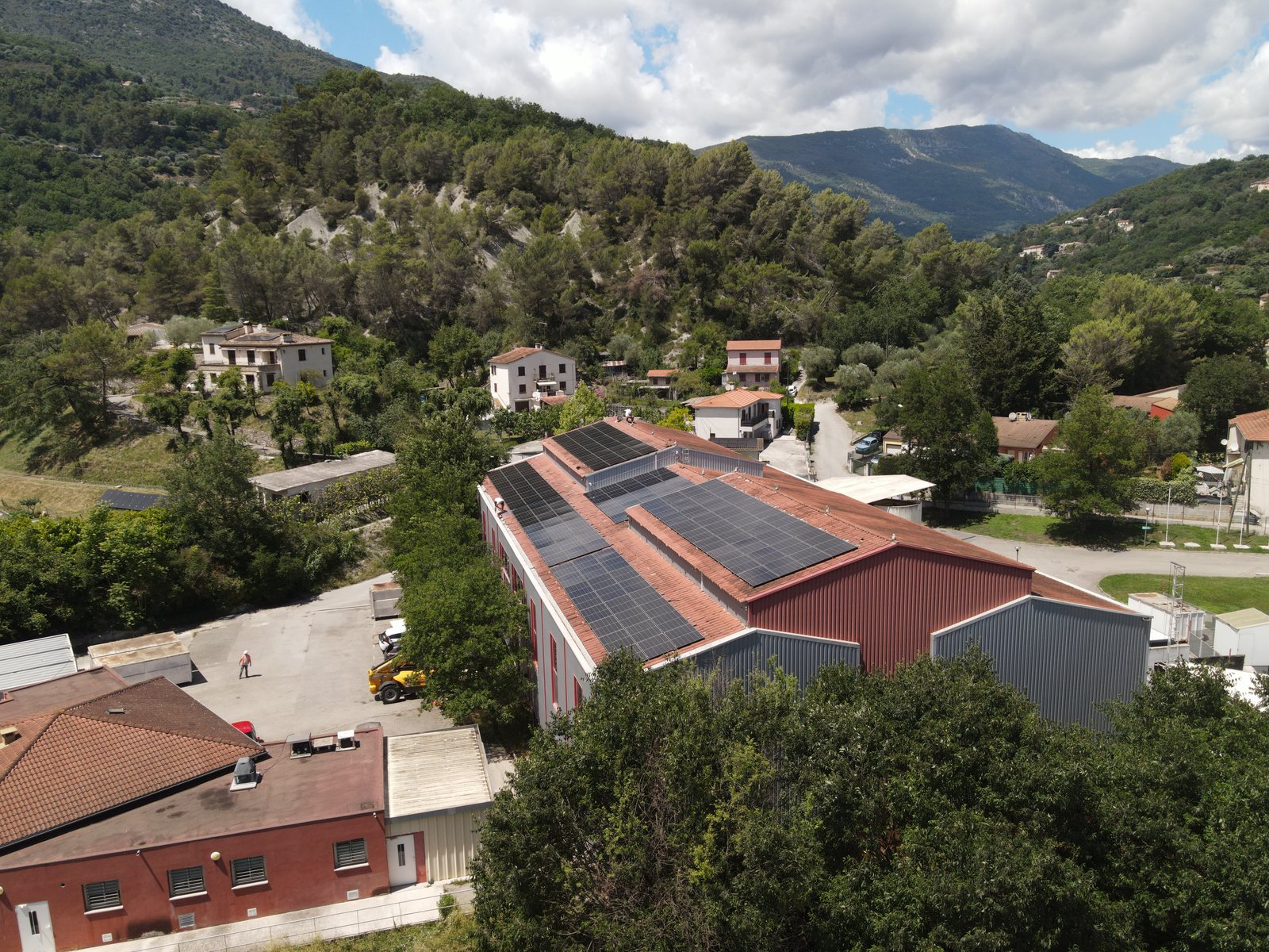 Le gymnase et ses pans de toiture équipés, vue de drone