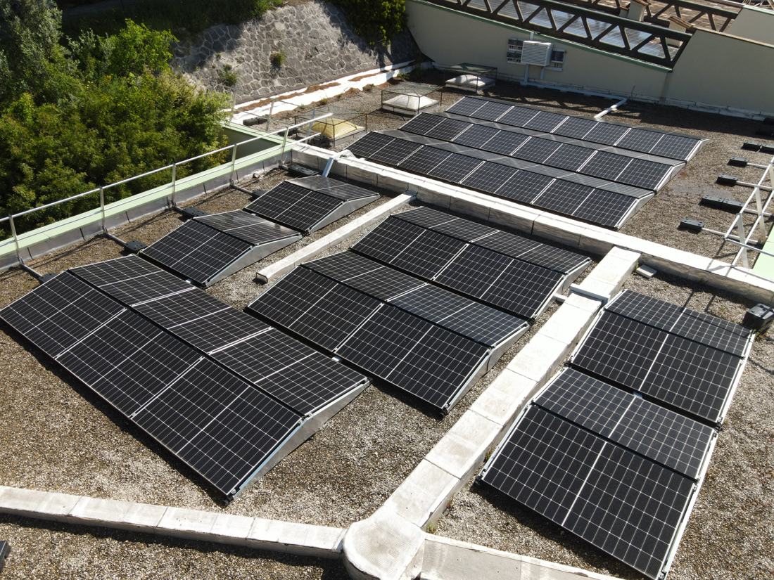 Modules photovoltaïques sur la toiture-terrasse de l'école de Callas