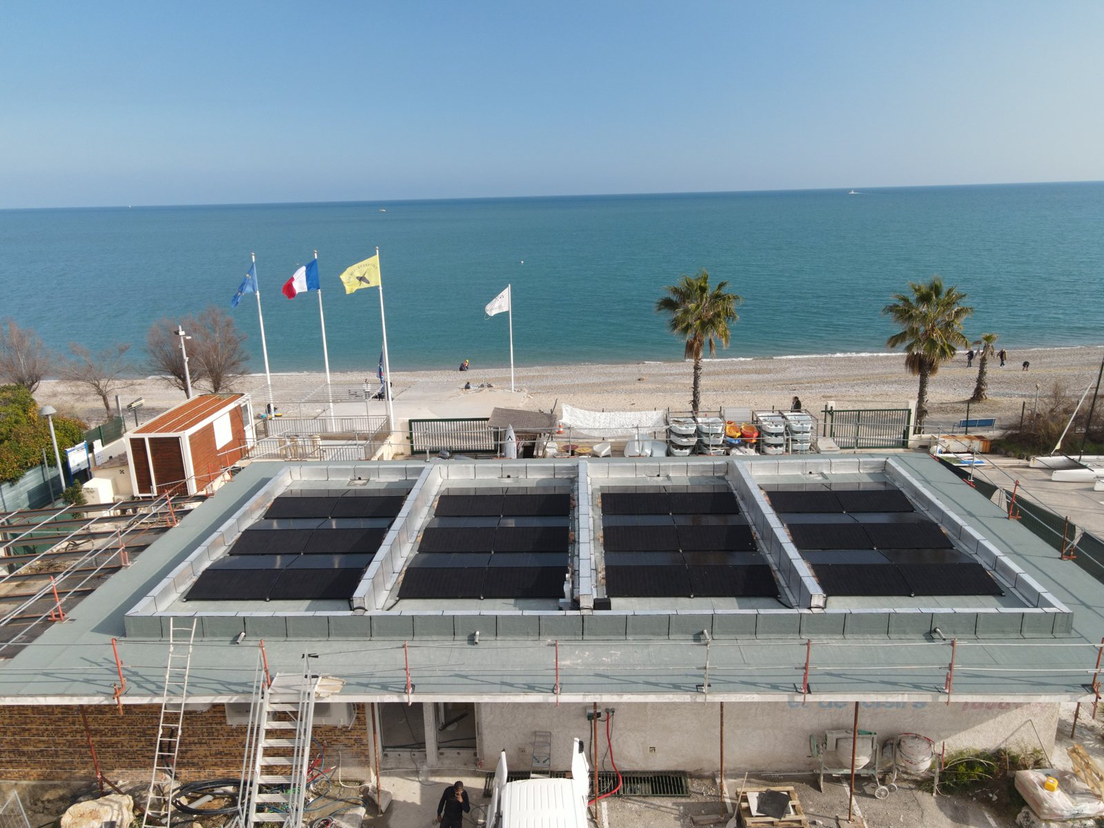 Centrale photovoltaïque de 24 kWc sur le toit du centre nautique de Villeneuve-Loubet, face à la mer, vue de drone