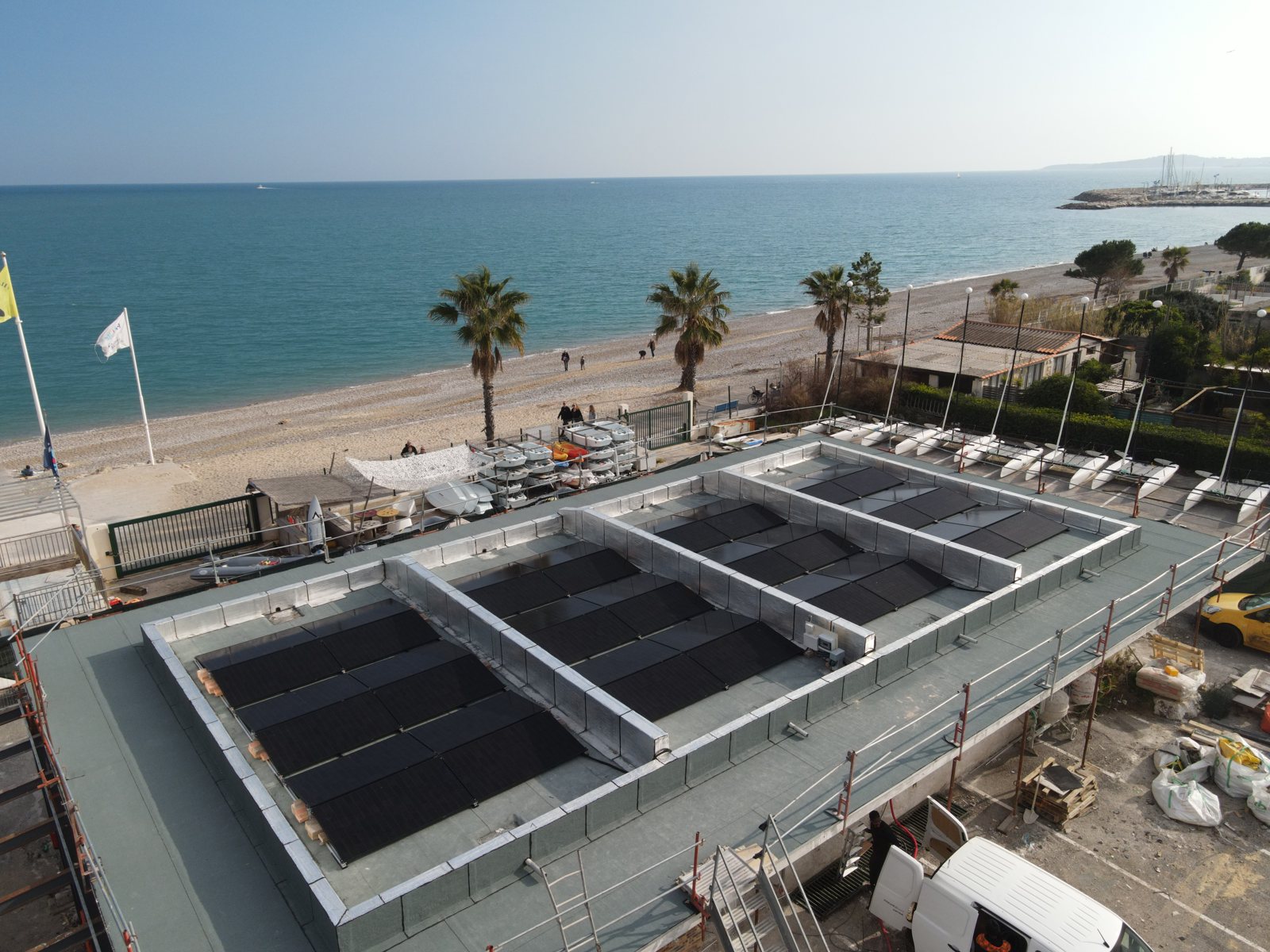 Le centre nautique rénové de Villeneuve-Loubet en bord de plage, vue de drone