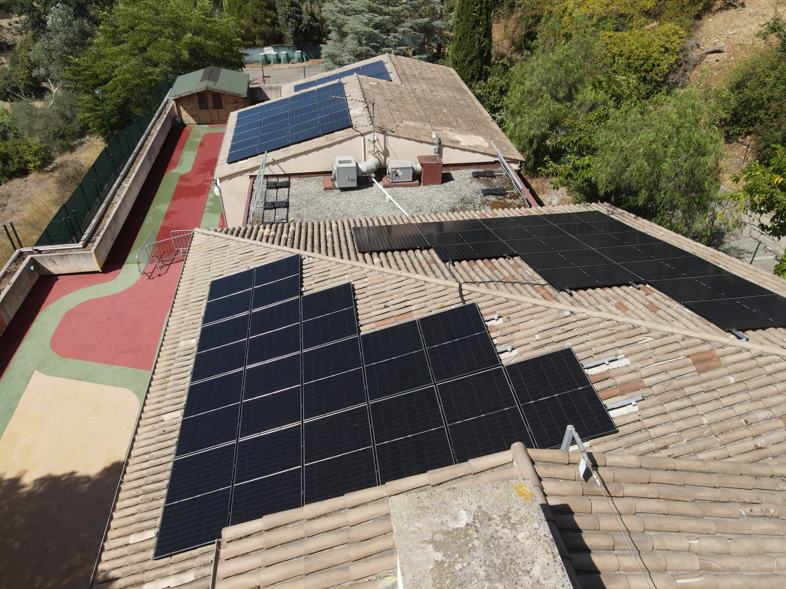 Le grand pan de toiture en tuiles couvert de modules