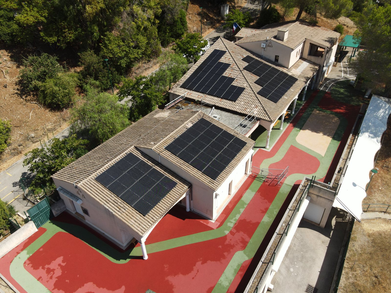 L'école des Hauts de Vaugrenier et sa cour, vue de drone