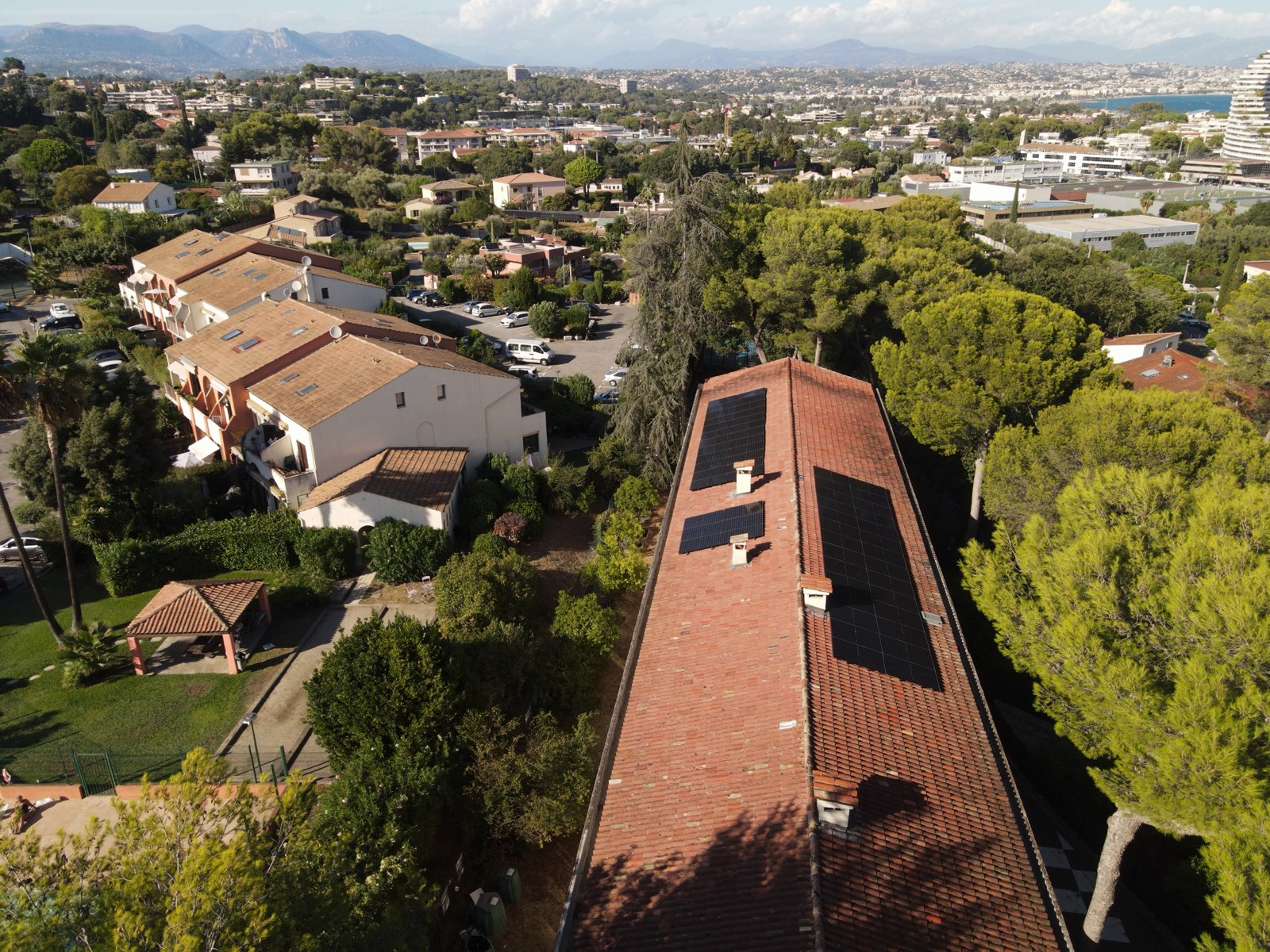 Les champs de modules sur la toiture en tuiles de l'école des Maurettes