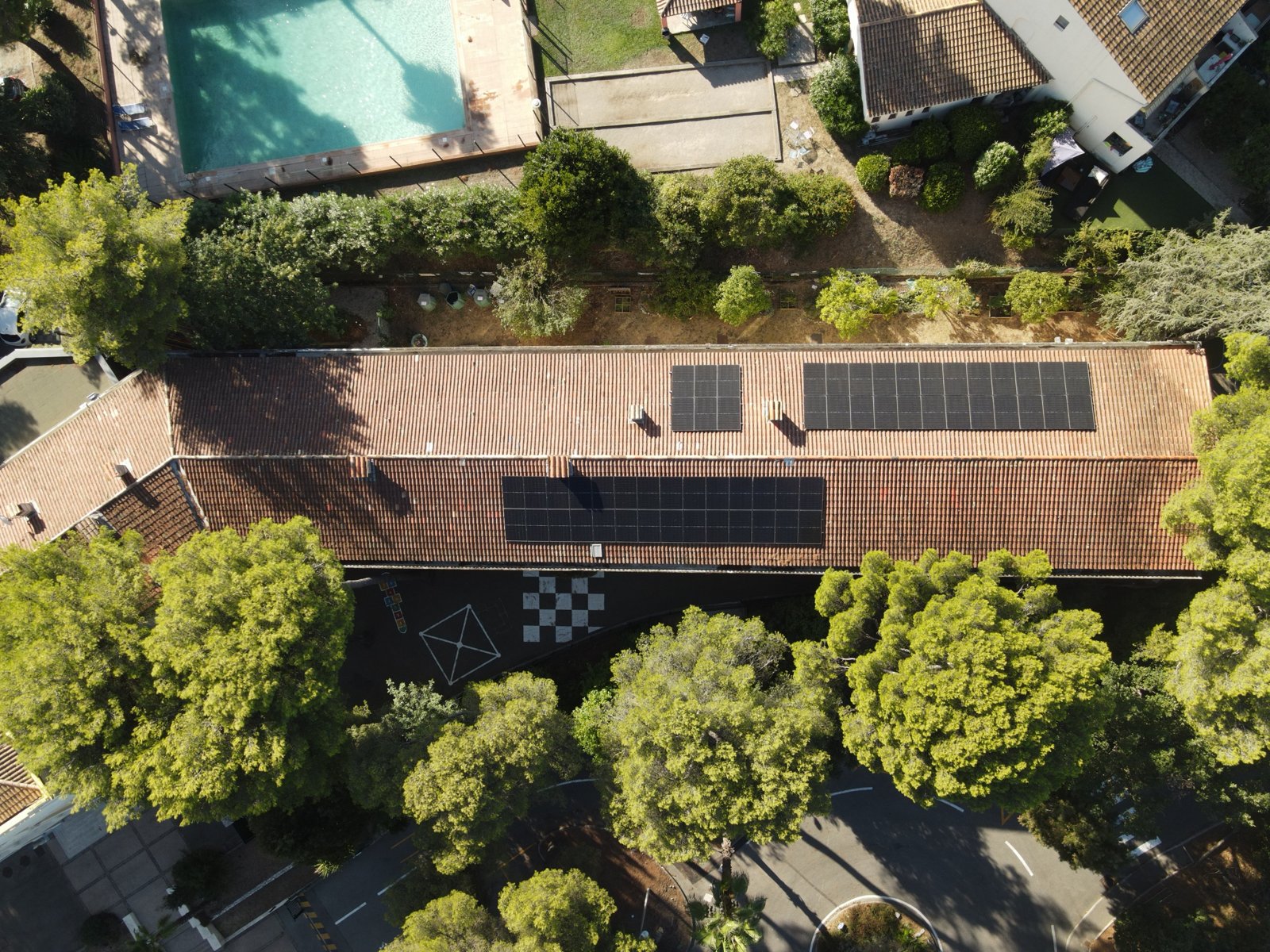 La toiture de l'école des Maurettes vue du dessus