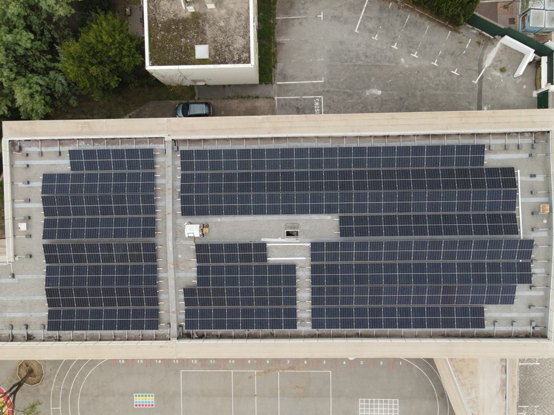 Vue aérienne de la centrale photovoltaïque de l'école des Eucalyptus à Fréjus