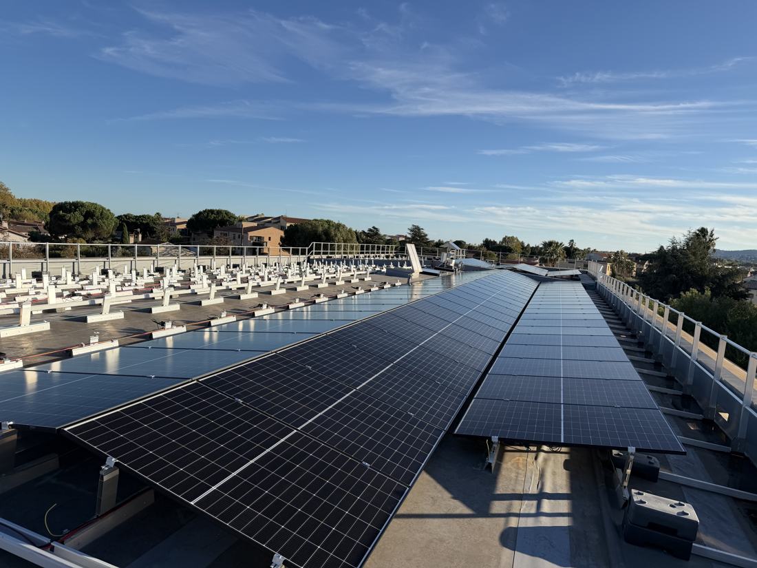 Rangées de modules sur la toiture