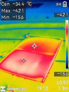Image en caméra thermique d'un module photovoltaïque montrant un point chaud