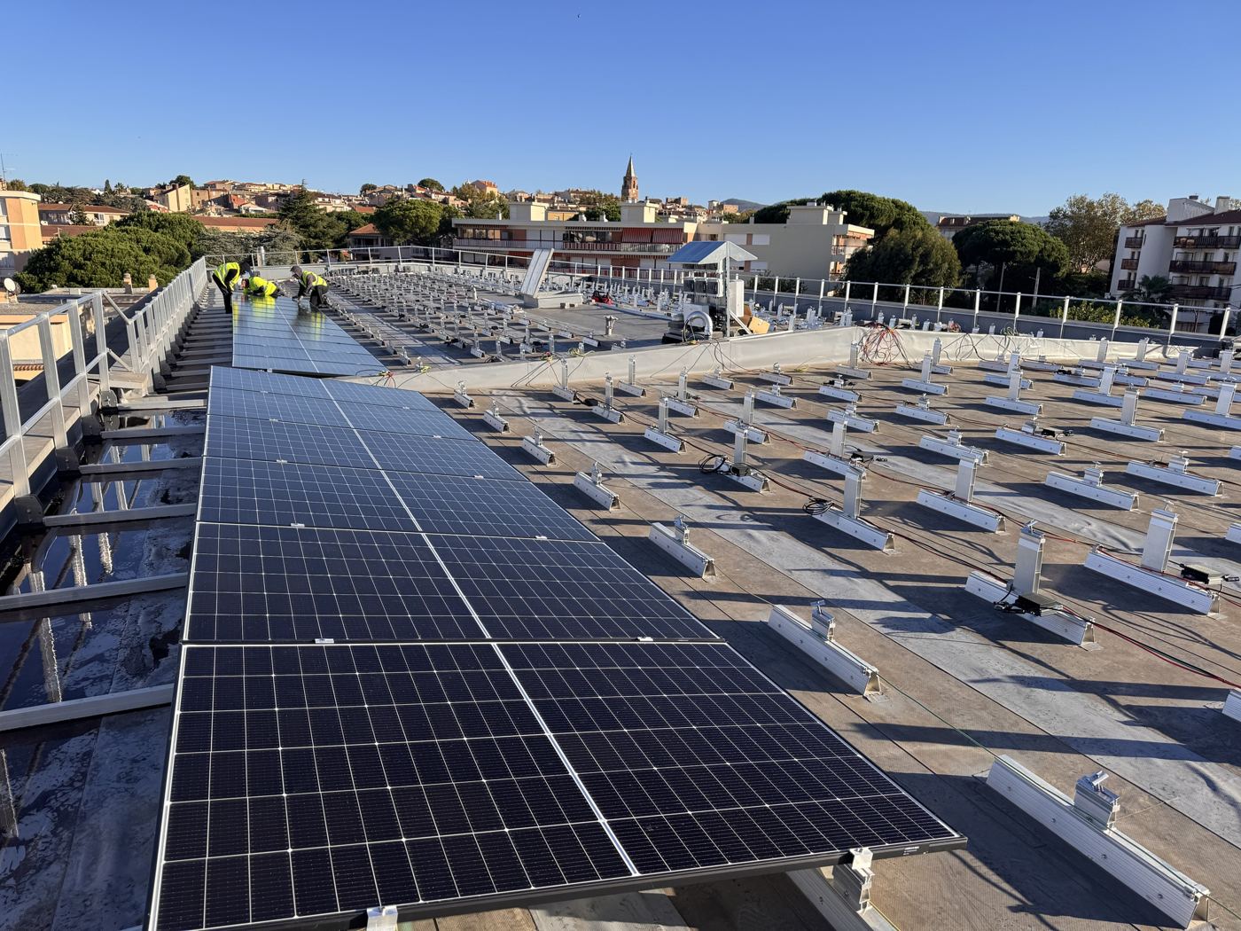 Pose des modules sur la toiture