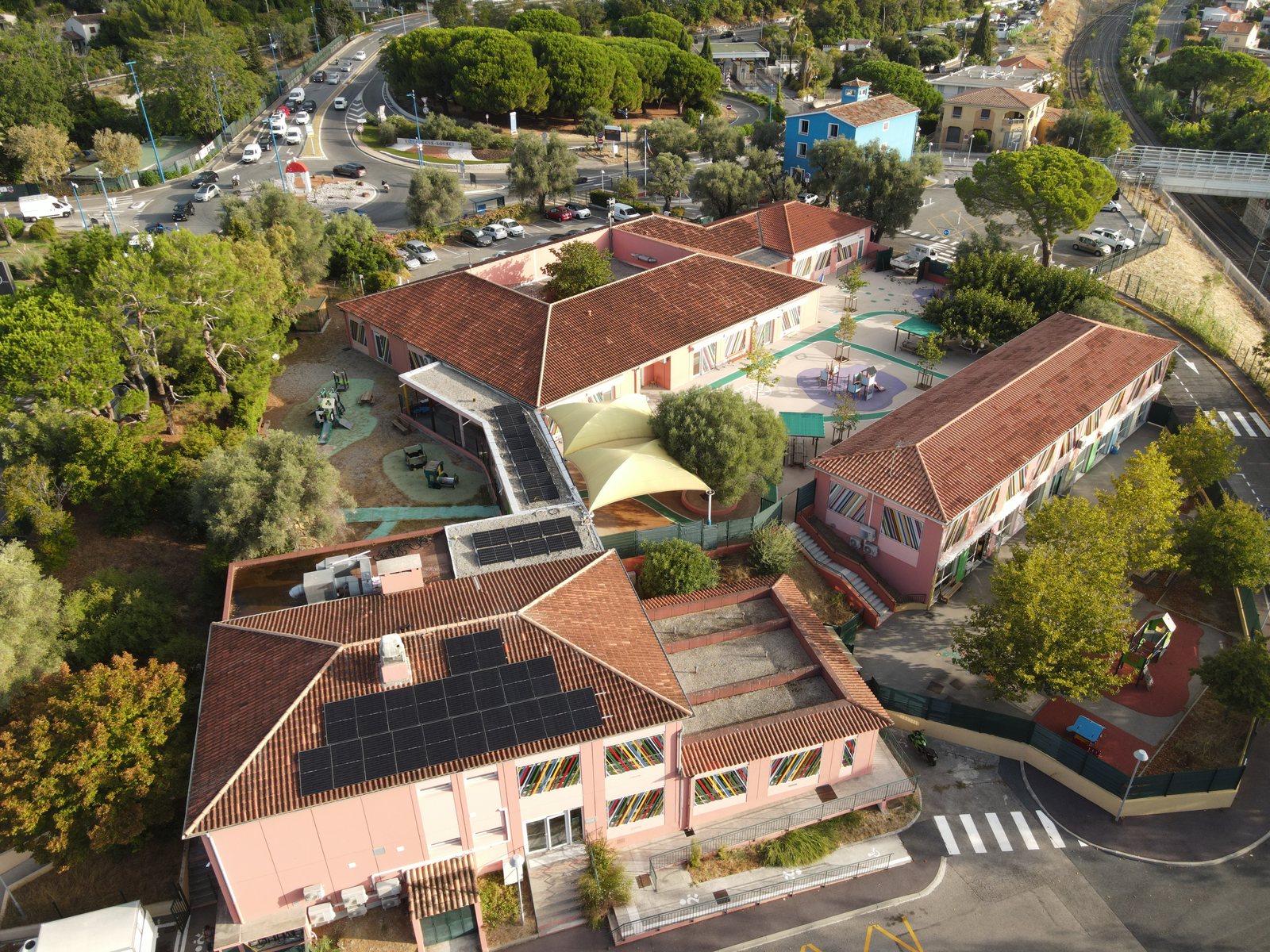 Centrale photovoltaïque du groupe scolaire Antony Fabre à Villeneuve-Loubet, vue de drone