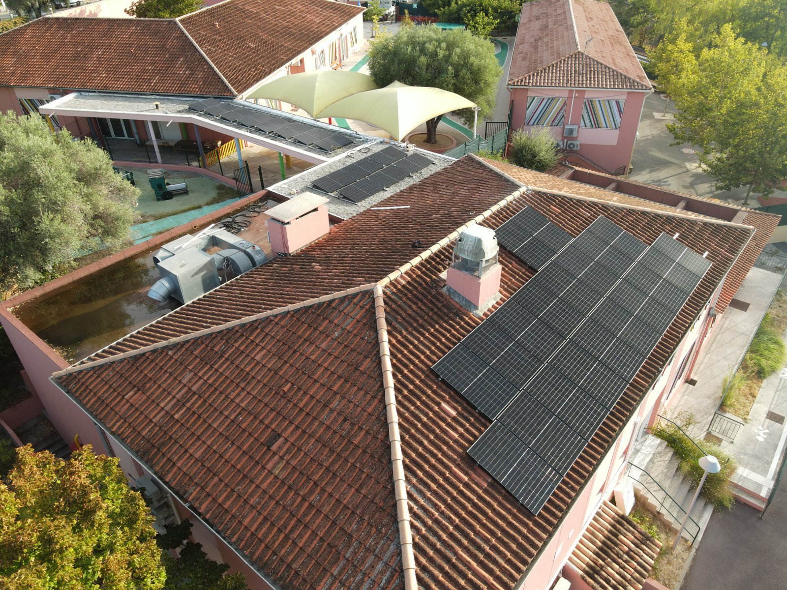 Les modules sur la toiture en tuiles du groupe scolaire