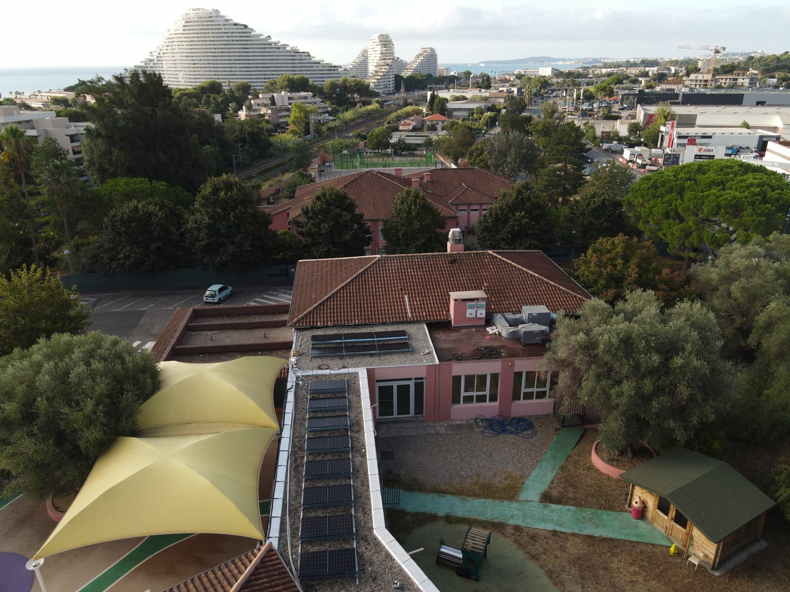 Les modules sur la toiture-terrasse, avec la baie des Anges à l'horizon