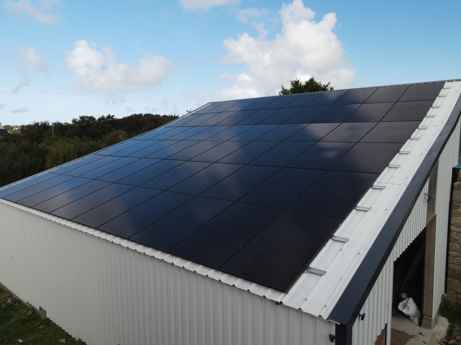 Hangar agricole du Finistère équipé de 60 modules photovoltaïques, vue de drone