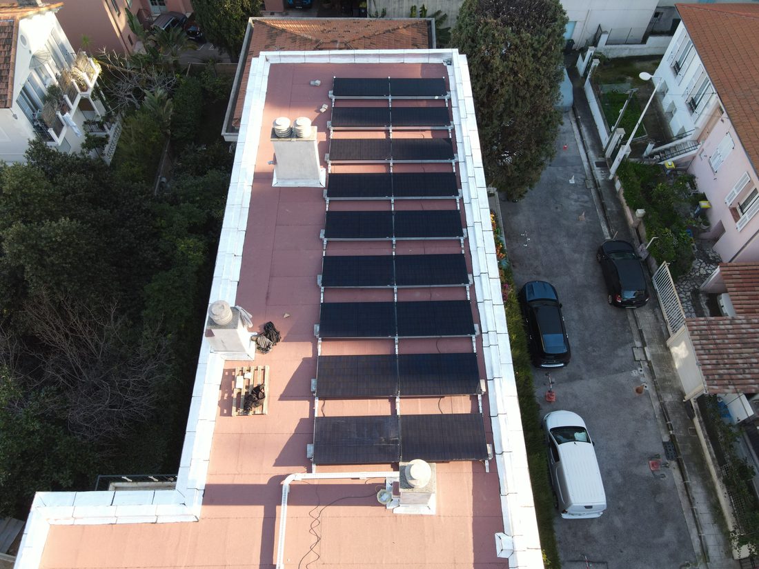 Les modules alignés sur la toiture-terrasse
