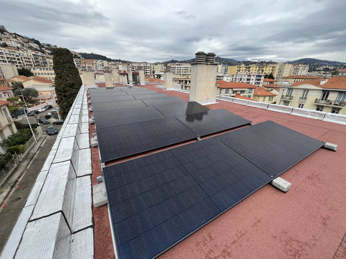 Le champ photovoltaïque le long de l'acrotère
