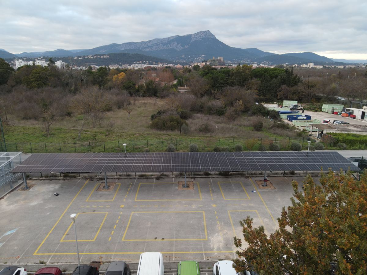 Ombrière photovoltaïque de 47,25 kWc sur le parking du centre technique municipal du Pradet, vue aérienne