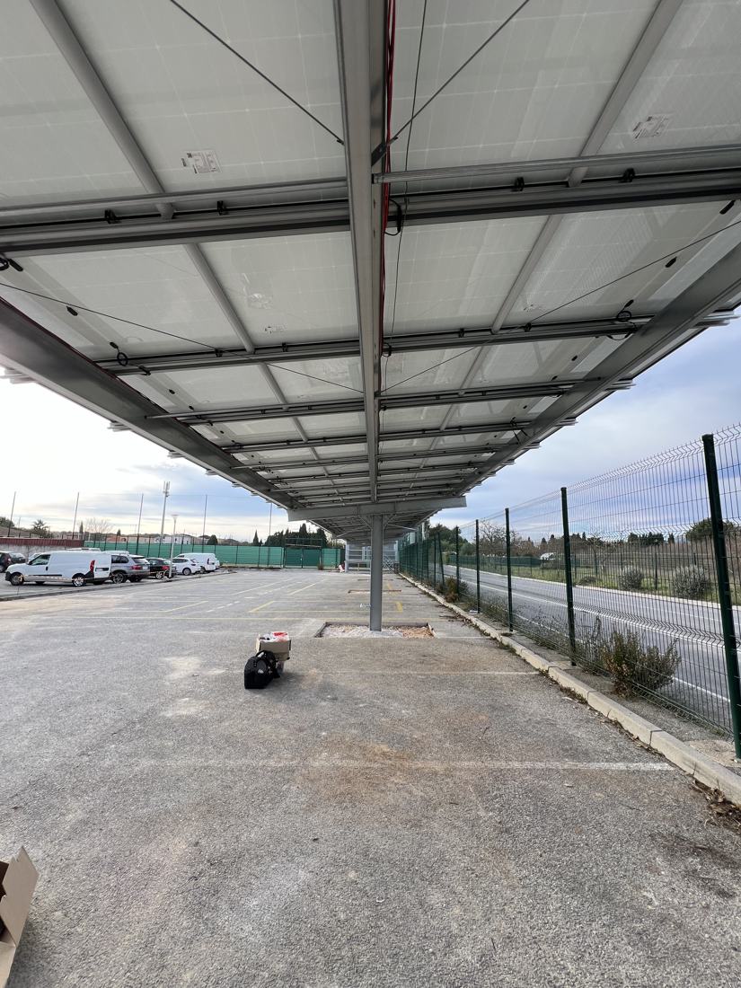 Sous l'ombrière, côté parking