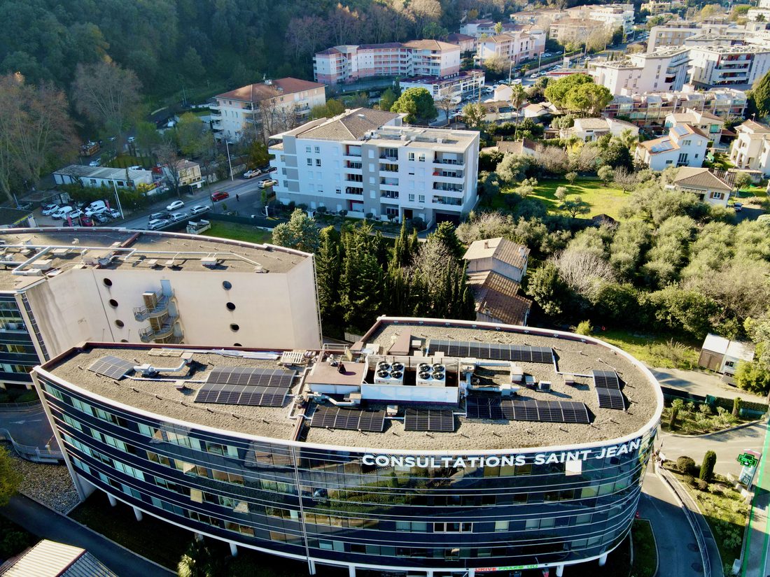 Clinique Saint-Jean à Cagnes-sur-Mer et sa toiture photovoltaïque, vue aérienne