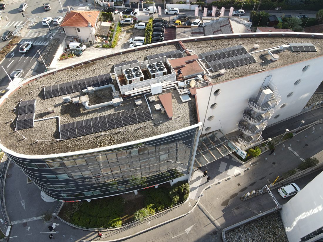 Le bâtiment de consultations et sa toiture photovoltaïque