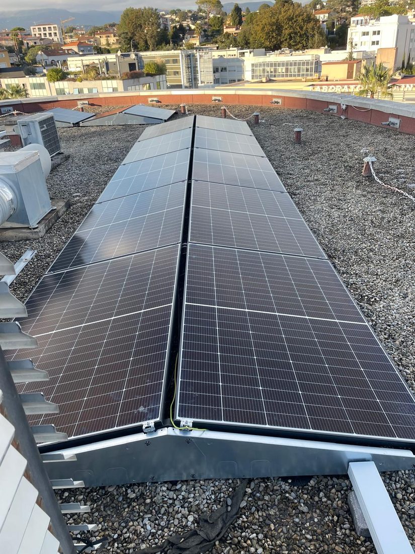 Rangée de modules sur structure lestée