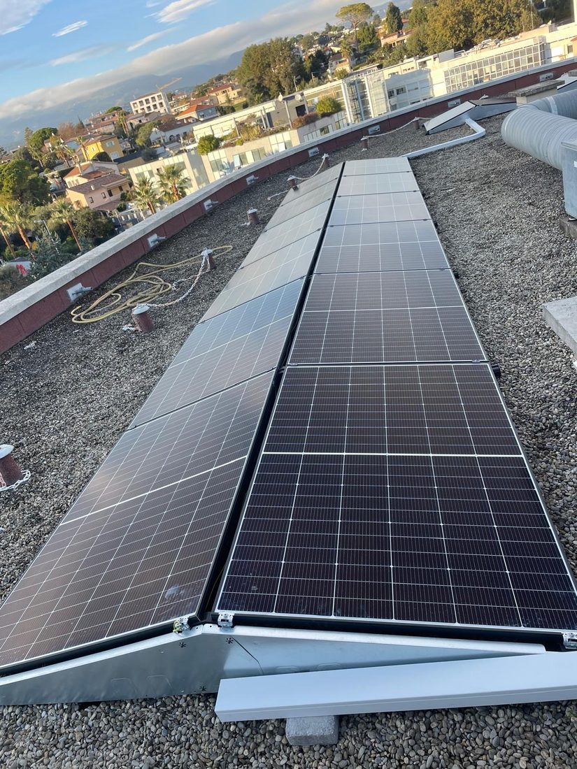 Modules sur la toiture gravillonnée