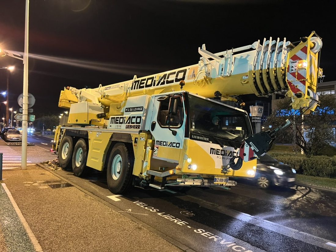 Grue mobile pour le levage de nuit