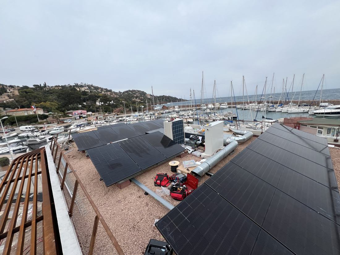 Modules photovoltaïques de la capitainerie de Théoule-sur-Mer, face au port